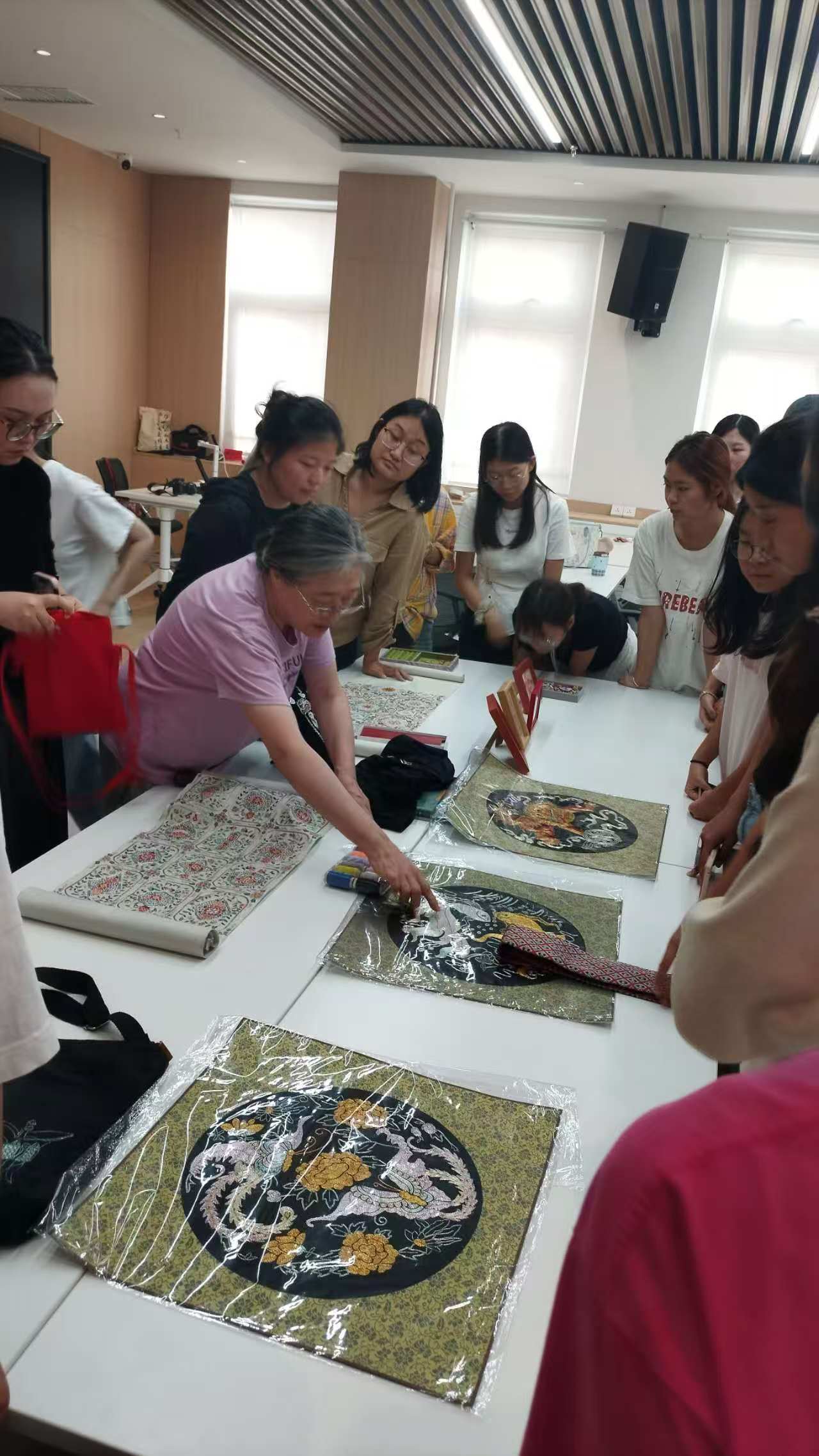 邵晓琤在教学交流现场向师生介绍邢绣作品