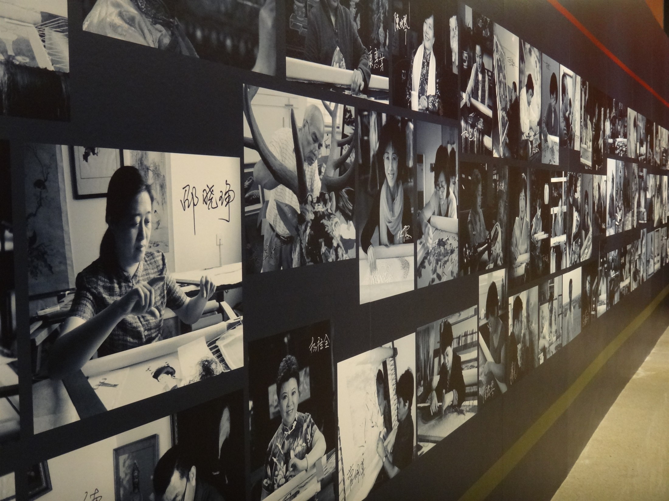 中国当代工艺美术双年展展厅中的创作者影像墙