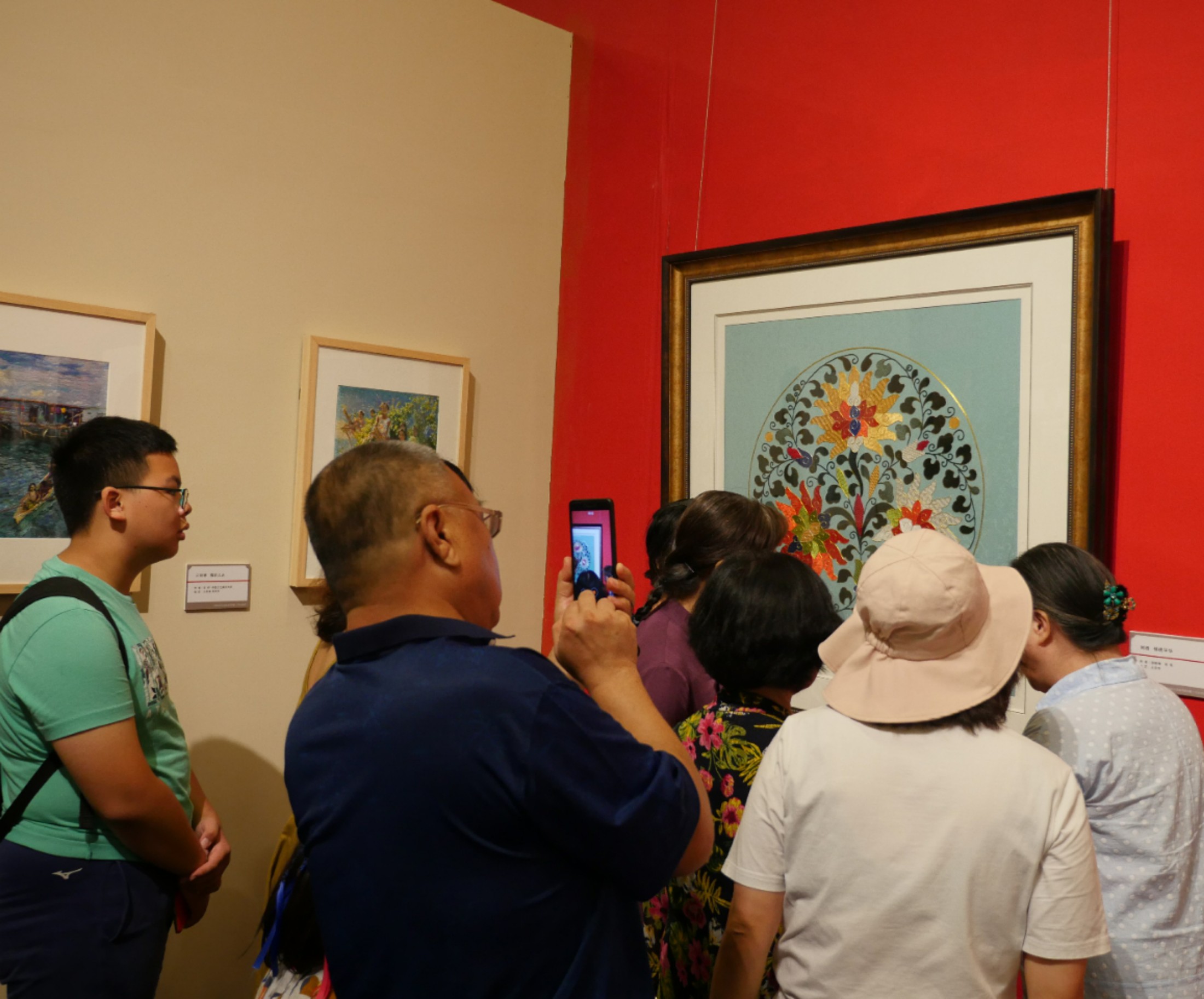 观众在中国当代工艺美术双年展展场观看京绣作品《锦绣年华》