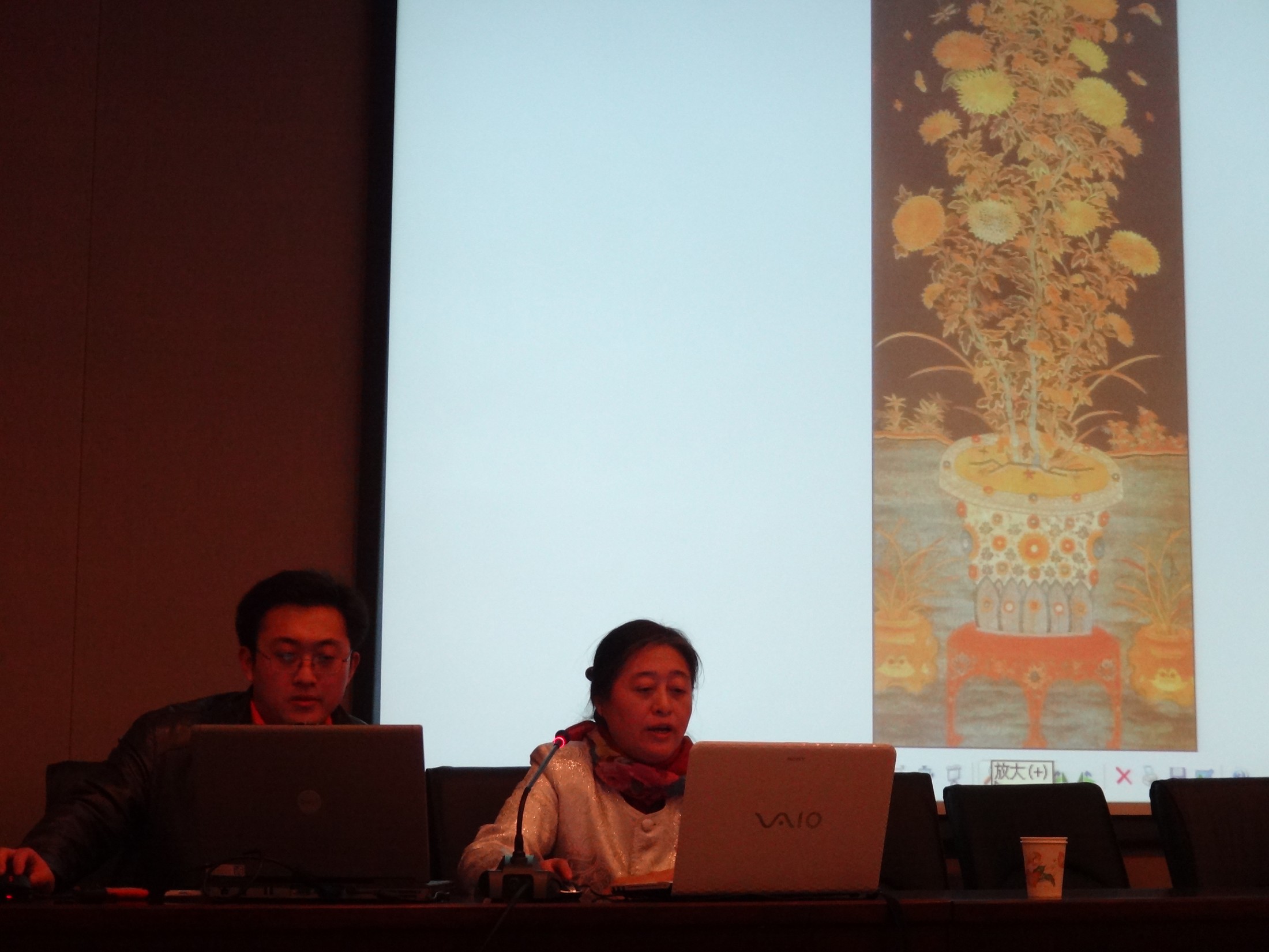 邵晓琤在北京服装学院讲授中国刺绣演变与发展