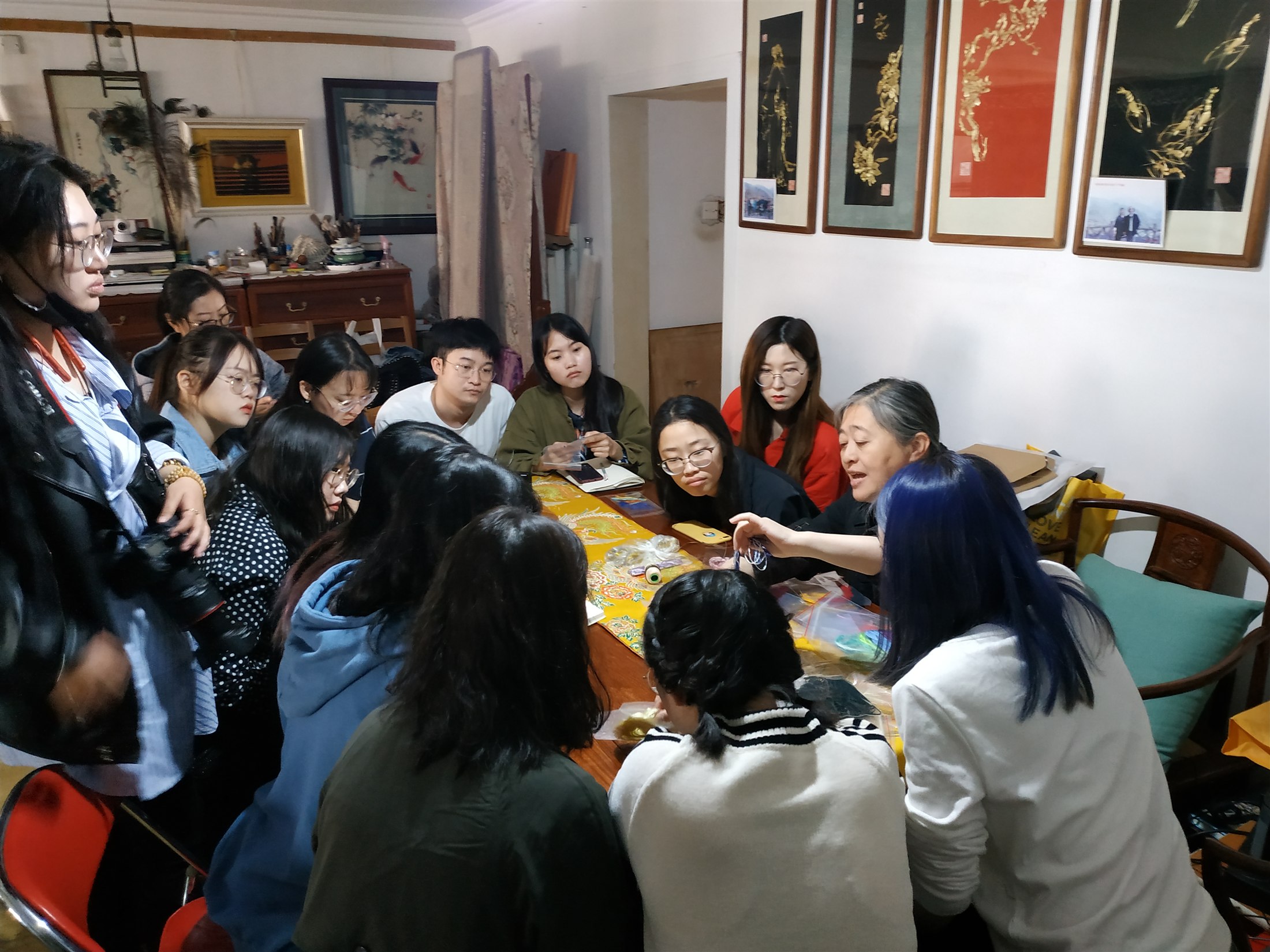 北京服装学院博士生团队到访研究院工作室学习