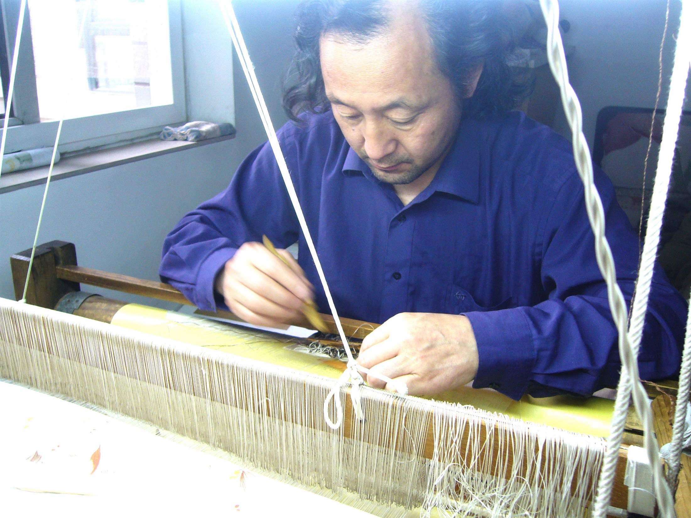 肖琳在织机上缂制作品