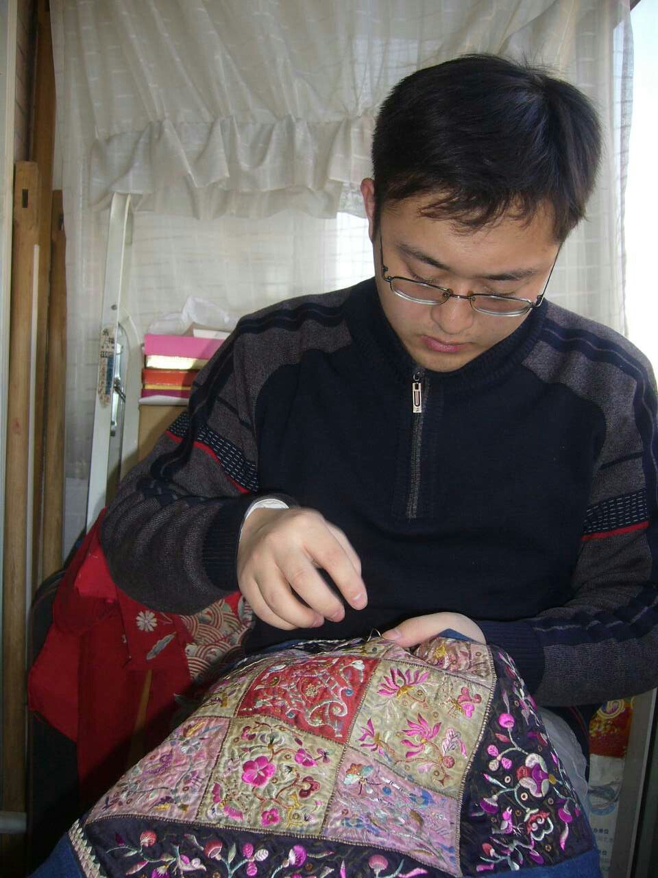 肖尧观察并修复中国传统刺绣实物