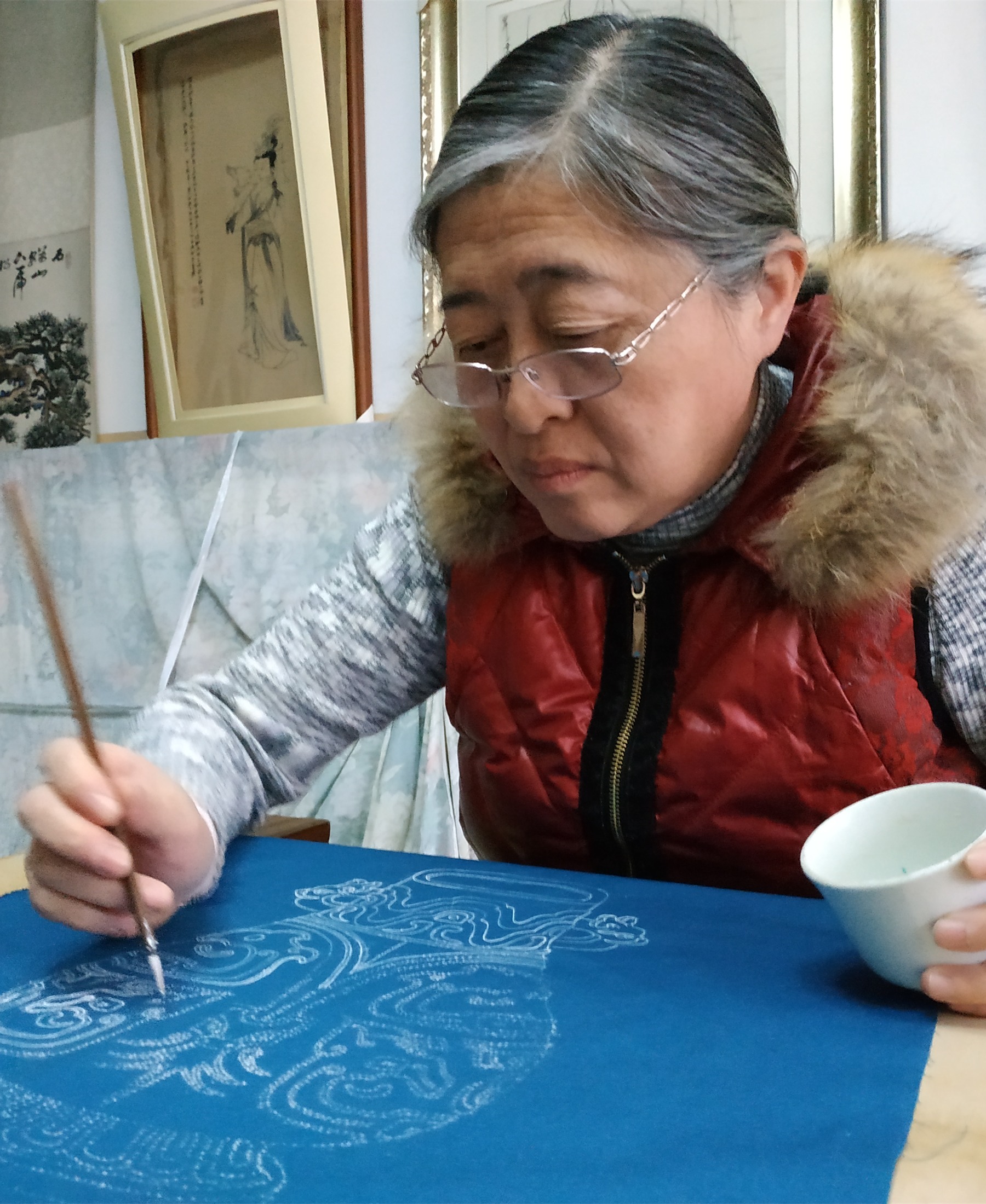研究院邢绣研究工作中的图稿整理现场