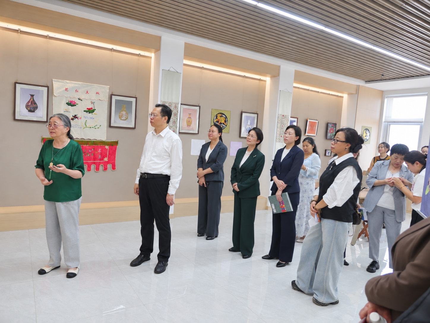 邵晓琤在邢台学院邢绣导师工作室介绍邢绣及相关作品