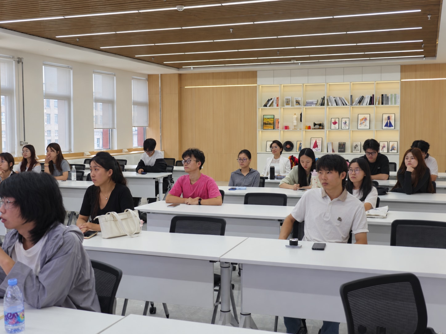 邢台技师学院艺术教育系邢绣专题授课现场